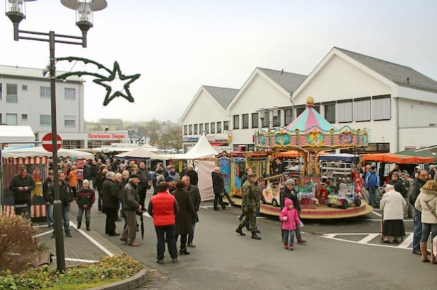 Am 1. Adventssonntag lädt der Wilnsdorfer Weihnachtsmarkt zu einem kleinen Bummel ein - Foto: Gemeinde Wilnsdorf