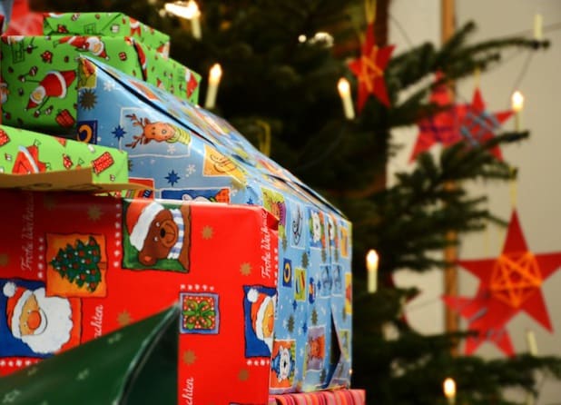 Aus den Wünschen, die am Weihnachtsbaum im Foyer des Kreishauses oder im Haus des Gastes in Bad Sassendorf und im Romantik-Landhotel Knippschild in Rüthen-Kallenhardt hängen, sollen Geschenke für Kinder werden (Foto: Judith Wedderwille/Kreis Soest).