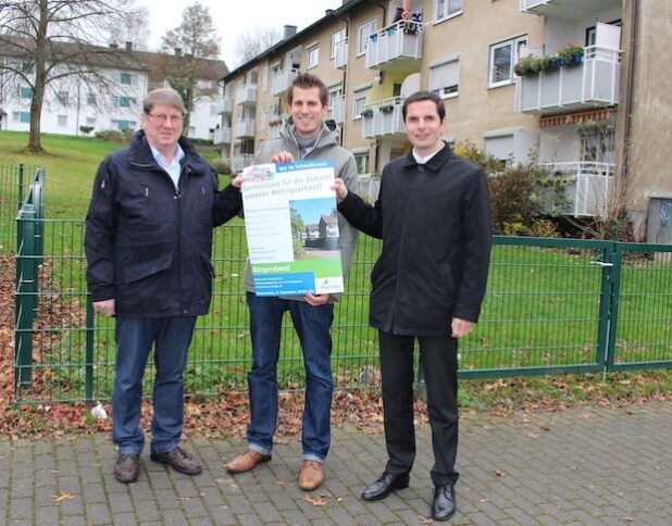 Von rechts nach links: Attendorns Bürgermeister Christian Pospischil, Markus Hohmann vom Amt für Planung und Bauordnung der Hansestadt sowie Horst-Peter Jagusch, Vorsitzender des „Arbeitskreises Schwalbenohl“, freuen sich auf viele Teilnehmer beim Bürgerabend zur „Quartiersentwicklung Schwalbenohl“ (Foto: Hansestadt Attendorn).