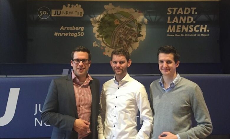 Florian Müller (links) neben seinem neuen Landeschef Florian Braun und rechts Bernd Schulte (JU Südwestfalen-Chef). Foto: Privat.