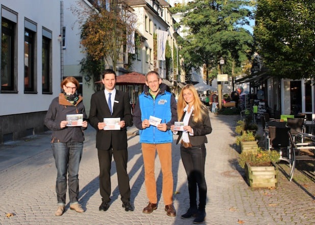 Susanne Filthaut vom Stadtmarketing der Hansestadt Attendorn, Bürgermeister Christian Pospischil, Christian Springob von der Werbegemeinschaft Attendorn e.V. und Kristin Meyer vom Stadtteilmanagement der Hansestadt Attendorn (v.l.n.r.) laden zu einer Rallye durch die Attendorner Geschäfte ein (Foto: Hansestadt Attendorn).