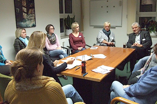 In Kleingruppen wurden Ziele der Netzwerkarbeit zum Wohle von Kindern diskutiert (Foto: Stadt Olsberg).