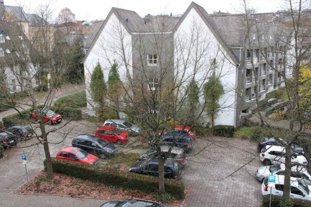 Im „Schüldernhof“ in Attendorn fallen aufgrund der geplanten Erweiterung des Seniorenhauses „St. Liborius“ ab dem 25. November  16 Parkplätze weg (Foto: Hansestadt Attendorn).