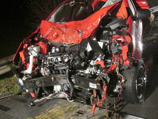 Nach dem Zusammenstoß mit zwei Pferden war der Pkw völlig beschädigt (Foto: Kreispolizeibehörde Soest).