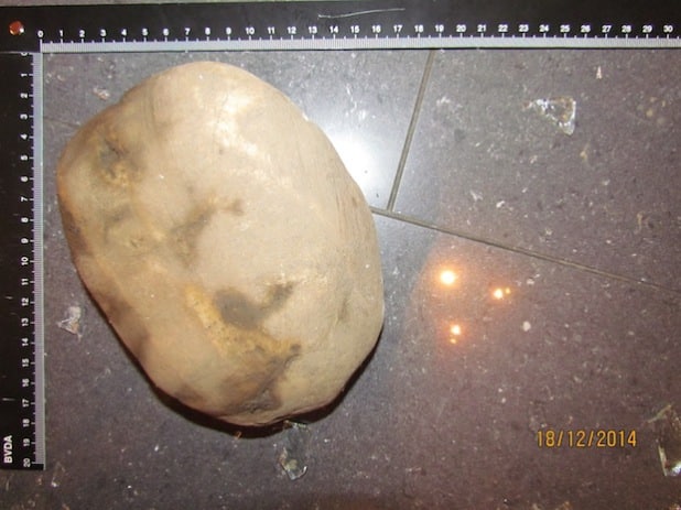 Mit diesem Stein wurde die Glasscheibe eingeworfen (Foto: Kreispolizeibehörde Soest).
