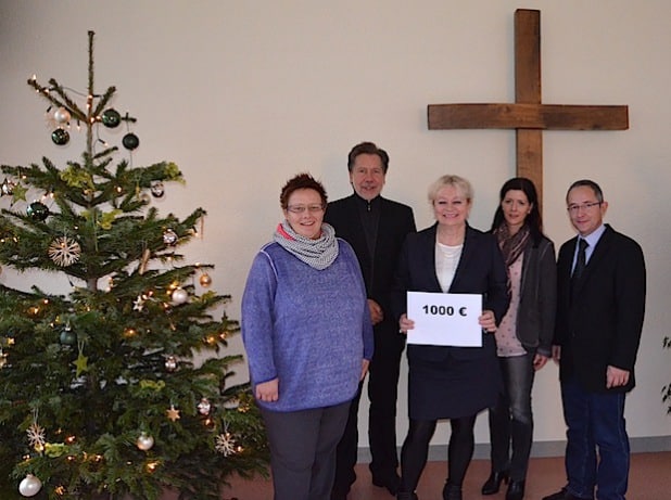 Eva-Maria Jürgensmeier (3. v.l.) und Sascha Frank (r.) überreichten eine Spende in Höhe von 1.000 Euro an Tanja Ebernickel, Reinhard Meng und Vanessa Broschat (v.l.) von der Ev. Jugendhilfe Iserlohn-Hagen. Die Spende kommt der Mutter-Vater-Kind-Gruppe am Pastorenweg zu Gute (Foto: Diakonie Mark-Ruhr gGmbH).