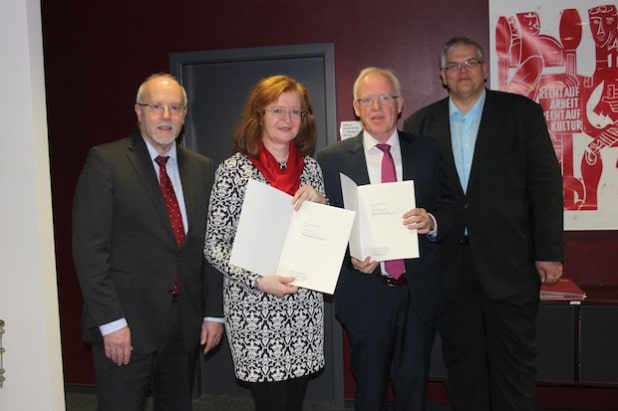 Abteilungsdirektor Michael Kirchner (Bezirksregierung Arnsberg), Elke Swora, Wolfgang Swora und Bürgermeister Hans Josef Vogel (von links) - Foto: Bezirksregierung Arnsberg.