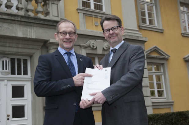 Abteilungsdirektor Ferdinand Aßhoff (Bezirksregierung Arnsberg, links) mit Mendens Bürgermeister Volker Fleige (Foto: Bezirksregierung Arnsberg).