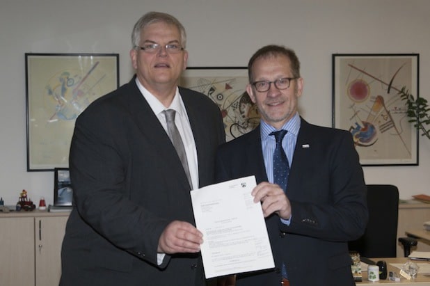 Abteilungsdirektor Ferdinand Aßhoff (Bezirksregierung Arnsberg, rechts) und Arnsbergs Bürgermeister Hans-Josef Vogel (Foto: Bezirksregierung Arnsberg)