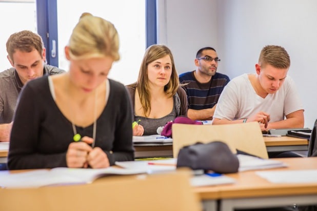 Ein duales Studium bietet den Studenten viele Vorteile. Dazu zählt die Praxisbezogenheit der Ausbildung und vor allem die Chance auf zwei parallele Abschlüsse (Foto: djd/HFH Hamburger Fern-Hochschule/Milena Schlösser).