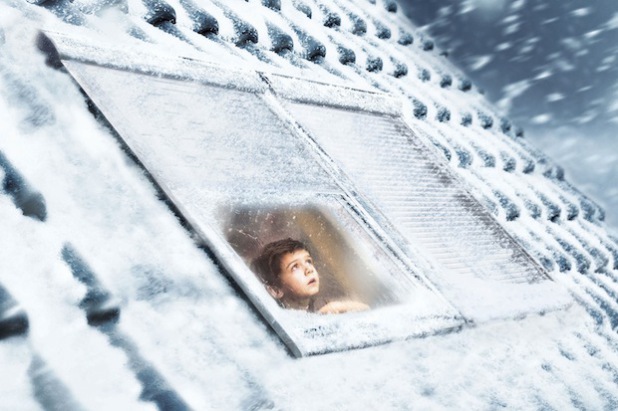 An frostigen Wintertagen können geschlossene Rollläden an den Dachfenstern die Wärmedämmung verbessern. An frostigen Wintertagen können geschlossene Rollläden an den Dachfenstern die Wärmedämmung verbessern (Foto: djd/VELUX).