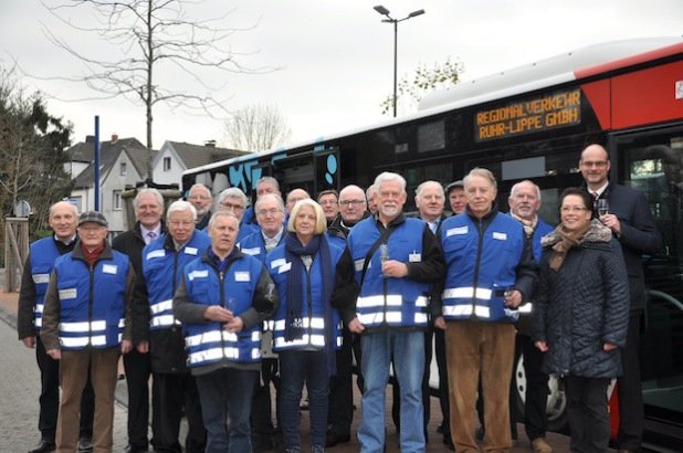 An ihren blauen Westen sind sie eindeutig zu identifizieren: Die Busbegleiter feierten dieser Tage ihren fünften Geburtstag (Foto: Stadt Lippstadt).