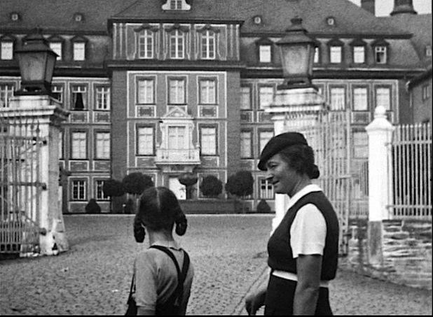 Die Frau des Amateurfilmers Philipp Wasowitz 1936 mit Tochter Sonja vor dem Schloss (Foto: LWL).