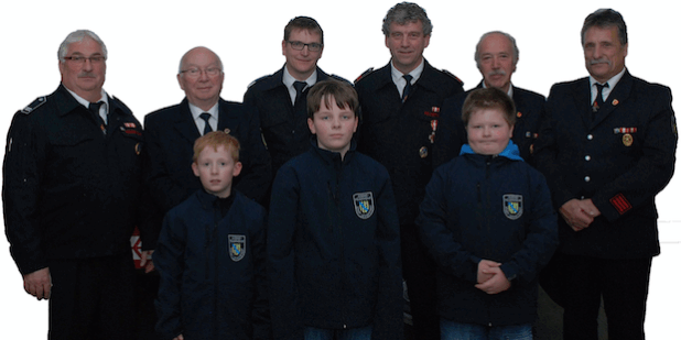 Hintere Reihe von links: Löschzugführer Dieter Schulte, Josef Soest, Stephan Schech, Georg Hümmeler, Heinz Reuter und Theo Isenberg. Vordere Reihe von links: Justus Söbke, Leon Hanxleden und Mario Beyer (Foto: Feuerwehr Lennestadt).