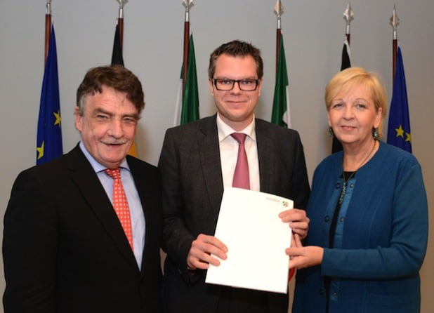 Ministerpräsidentin Hannelore Kraft und NRW-Bauminister Michael Groschek (l.) übergaben den Förderbescheid der Regionale Südwestfalen an Ressortleiter Mike Janke (Foto: Wilfried Meyer).