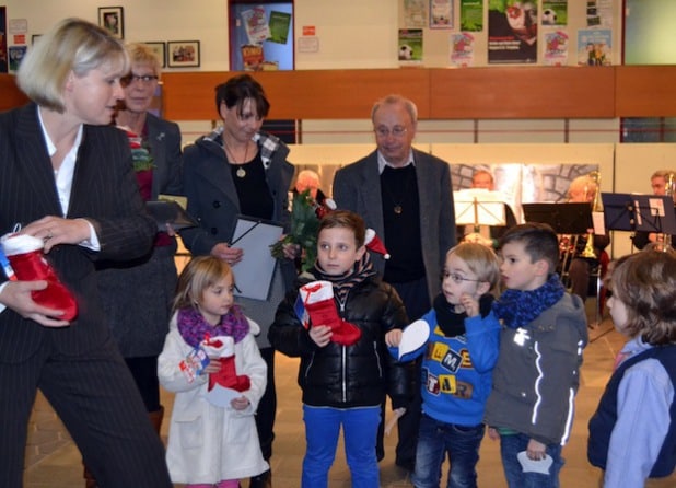 Nach der Preisverleihung durch Dr. Holm Roch an Veronika Kaiser und Annika Reinshagen (2. u. 3. v.l.) überreichte die Erste Beigeordnete und Leiterin des Ressorts Generationen und Bildung, Katrin Brenner, weihnachtliche Überraschungen (Foto: Stadt Iserlohn).