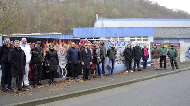 Bürgermeister Dr. Peter Paul Ahrens (Mitte) freute sich mit allen Beteiligten über die gelungene Graffiti-Aktion (Foto: Stadt Iserlohn).