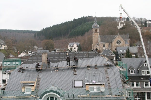 Ein Klopfen und Hämmern kann man derzeit in Neunkirchens Ortsmitte vernehmen. Das Dach eines ortbildprägenden Gebäudes wird neu eingedeckt. Die Verlegung ist zwar sehr aufwändig, doch das Ergebnis kann sich bereits sehen lassen (Foto: Gemeinde Neunkirchen).