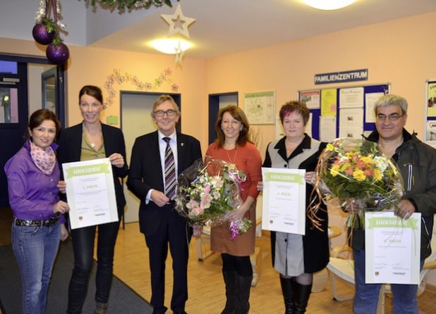 Bürgermeister Dr. Peter Paul Ahrens und die stellvertretende Vorisitzende des Integrationsrates, Ludmila Esaulov (Mitte), mit den Vertretern der Preisträger (v.l.): Sema Yilmaz (Caritas), Claudia Bals (AWO), Lidia Remisch (Gemeinschaft der Deutschen aus Russland) und Ramazan Demir (Foto: Stadt Iserlohn).