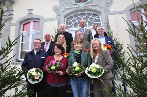 Die Jubilare gemeinsam mit Joachim Zimmermann (Personalrat), Bürgermeister Christof Sommer und Jutta Kleegräfe (Fachdienst Personal) auf der Rathaustreppe (Foto: Stadt Lippstadt).