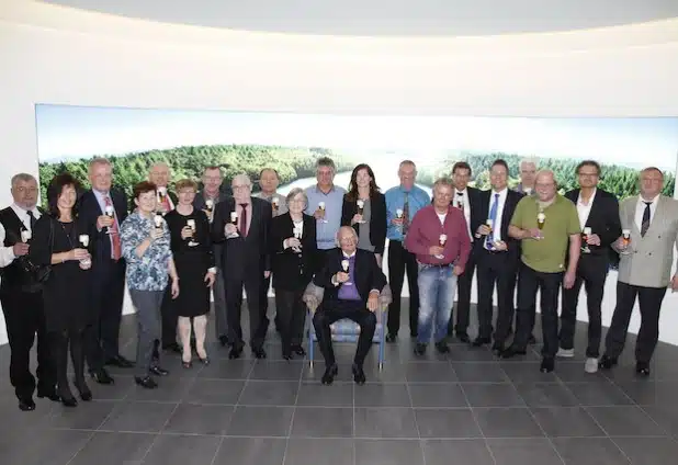 Bei der traditionellen Jubilarehrung der Krombacher Brauerei konnten Gesellschafter und Geschäftsführung mit den Mitarbeitern auf deren 25- bzw. 40-jähriges Betriebsjubiläum anstoßen (Foto: Krombacher Brauerei).