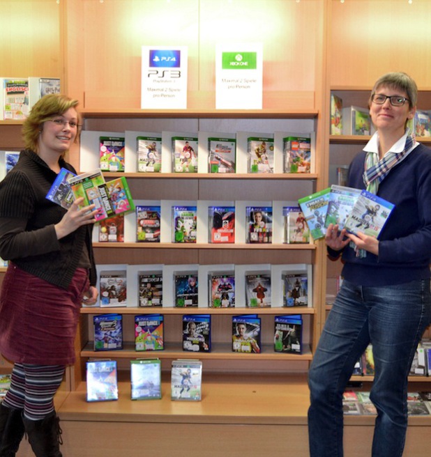 Büchereileiterin Gudrun Völcker (r.) und Kinder- und Jugendbüchereileiterin Rahel Schaller stellten bei einem Pressetermin das neue Angebot an Konsolenspielen vor (Foto: Stadt Iserlohn).