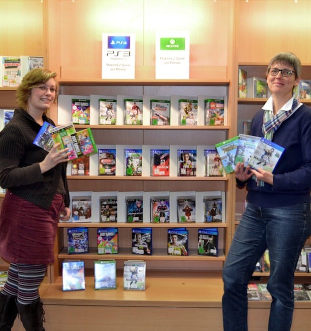 Büchereileiterin Gudrun Völcker (r.) und Kinder- und Jugendbüchereileiterin Rahel Schaller stellten bei einem Pressetermin das neue Angebot an Konsolenspielen vor (Foto: Stadt Iserlohn).