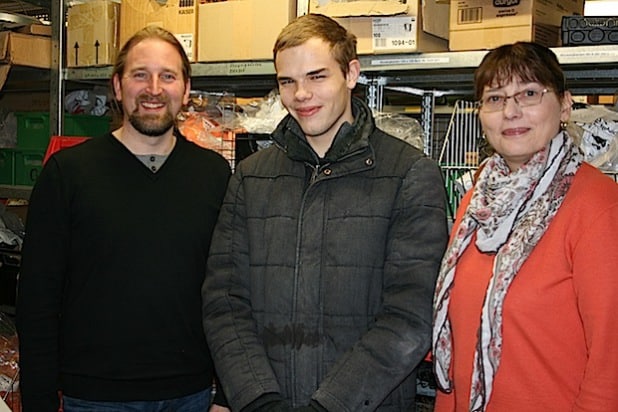 Von links nach rechts: Bauleiter Carsten Römer, Tim Hihn und Ariane Arnold, Spezialistin für Rehabilitation bei der Arbeitsagentur (Foto: Agentur für Arbeit Meschede-Soest).