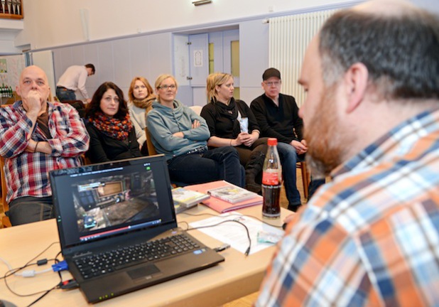 Tobias Schmölders, freier Medienpädagoge, spricht vor einer Arbeitsgruppe des Workshops zum Thema Computerspiele in der Kinder- und Jugendarbeit (Foto: Thomas Weinstock/Kreis Soest.).