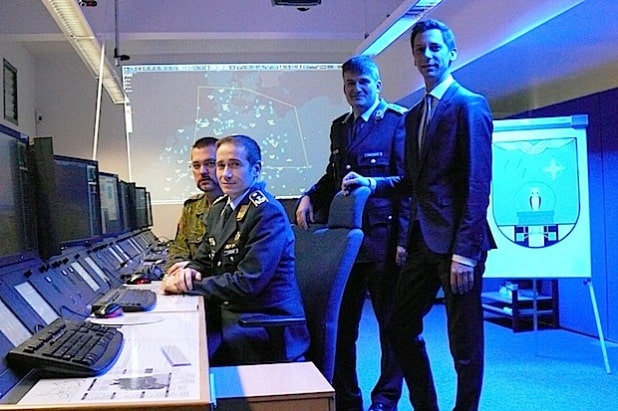 Landrat Andreas Müller (r.) wurde auf dem Hachenberg in einer der modernen Ausbildungseinrichtungen durch Major Thorsten Thielke, Oberstleutnant Nicolas Loerkens und Oberstleutnant Lars Gehlhaar (v.l.) über die Lizenzausbildung zum „Master Controler“ informiert - Foto: Alexander Kehle.