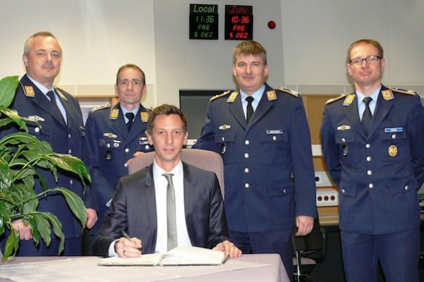 Der Gästebucheintrag von Landrat Andreas Müller (M.) im Einsatzgebäude, hier mit Hauptmann Klaus Schommers, Oberstleutnant Nicolas Loerkens, Oberstleutnant Lars Gehlhaar und Major Marco Kiesel (v.l.) - Foto: Alexander Kehle.