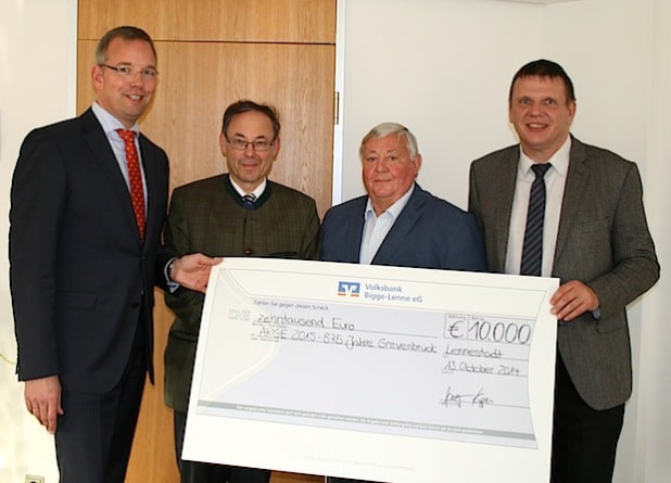 Strahlende Gesichter: Bernd Griese, Vorstand der Volksbank Bigge-Lenne, Hans-Joachim Keßler, Werner Forth und Torsten-Eric Sendler als Vertreter der ARGE 2015 freuen sich auf ein gelungenes Jubiläumsjahr (Foto: Volksbank Bigge-Lenne eG).