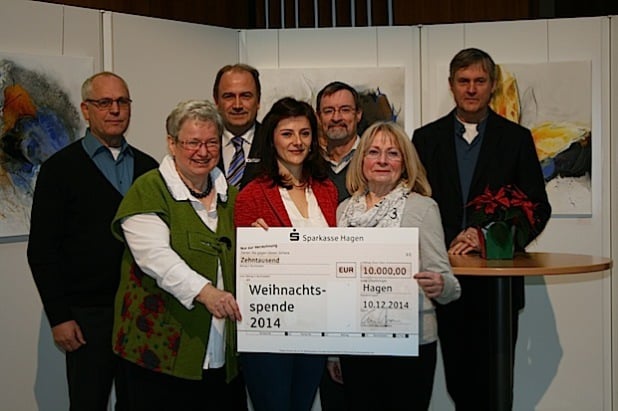 Auf dem Foto v.l.n.r.: Benno Schmollke, Marianne Kerpal (beide Vorhaller Palette), Frank Walter (Vorstandsvorsitzender der Sparkasse Hagen), Tatjana Flatt (Warenkorb), Parrer Heinrich Baumann (Corbacher 20), Heidegret Werner (Vorhaller Palette) und Jens Haasen (Suppenküche) - Foto: Sparkasse Hagen.