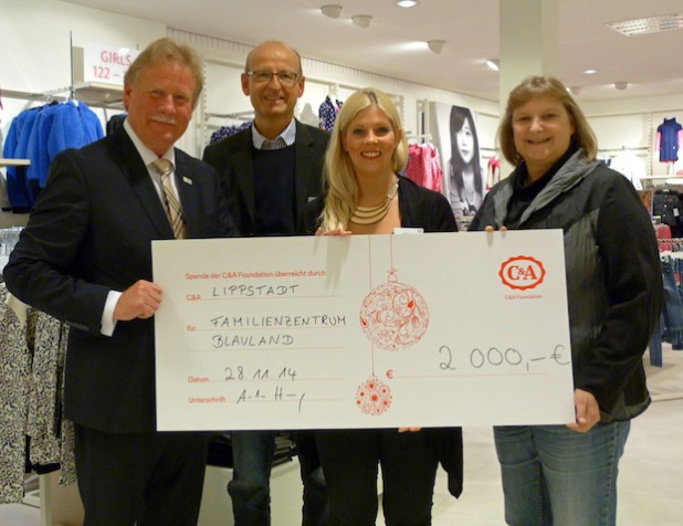 2.000 Euro spendet C&A im Rahmen der deutschlandweiten Weihnachtsspendenaktion für ein Projekt im Familienzentrum Blauland (Foto: Stadt Lippstadt).