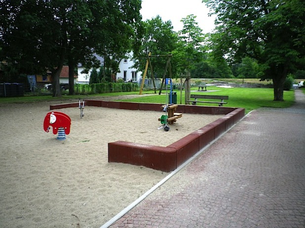 Im Laufe des Jahres wurden an verschiedenen Kinderspielplätzen - wie hier am Spielplatz Lippestraße in Lipperode – Wartungsarbeiten durchgeführt und zum Teil neue Spielgeräte aufgebaut (Foto: Stadt Lippstadt).