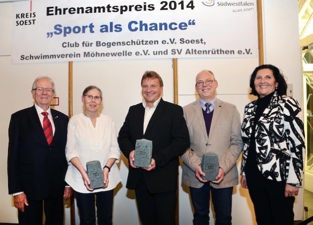 Landrätin Eva Irrgang (v.r.) überreichte den Ehrenamtspreis 2014 des Kreises Soest an Martin Hinse, sportlicher Leiter des Clubs für Bogenschützen Soest e.V., Hartmut Modes, 2. Vorsitzender des SV Altenrüthen e.V., und Alwine Sauter, sportliche Leiterin des Schwimmvereins Möhnewelle e.V. Prof. Jürgen Grüneberg, Präsident des Rotary Clubs Erwitte-Hellweg, gratulierte ebenfalls und bedankte sich für das Engagement (Foto: Thomas Weinstock/Kreis Soest).