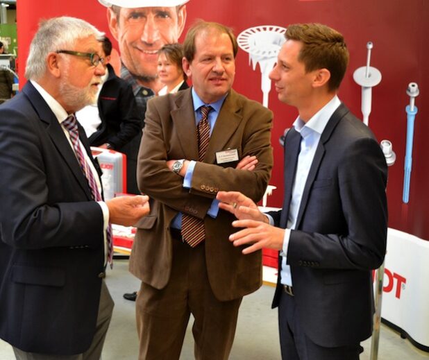 EJOT-Geschäftsführer Winfried Schwarz und der geschäftsführende Gesellschafter der EJOT-Gruppe, Christian F. Kocherscheidt, im Gespräch mit Landrat Andreas Müller, dem Schirmherrn der Veranstaltung (Foto: EJOT Holding GmbH & Co. KG).