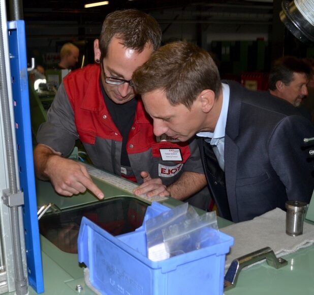 Landrat Andreas Müller, Schirmherr der Veranstaltung, im Gespräch mit EJOT-Mitarbeiter Fabian Gretsch (Foto: EJOT Holding GmbH & Co. KG).