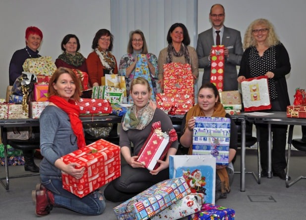 Von rechts nach links: Helga Rolf, Leiterin des Fachdienstes Jugend und Familie, Bürgermeister Christof Sommer und Sabine Pfeffer, stellvertretende Bürgermeisterin, sind auch in diesem Jahr wieder im Einsatz für die Weihnachtswunschbaumaktion (Foto: Stadt Lippstadt).