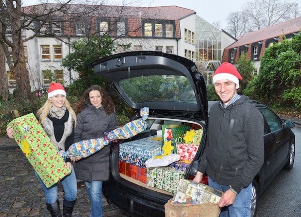 In dieser Woche erhält der Weihnachtsmann Unterstützung beim Verteilen der Geschenke von Sinaida Bayer (Mitte), Koordinatorin der Lokalen Bündnisse für Familie im Kreis Soest, sowie den Bachelor-Studenten des Kreises Soest, Elija Pottgüter (r.) und Juliane Degen (l.) - Foto: Thomas Weinstock/Kreis Soest.