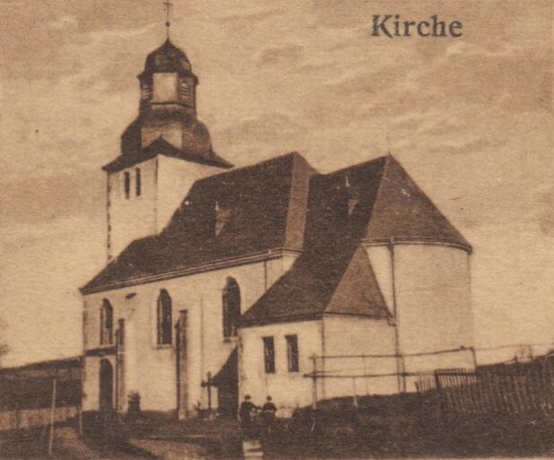 Eine Postkarte der neuerbauten St.-Sturmius-Kirche in Leitmar in der Zeit um 1915.