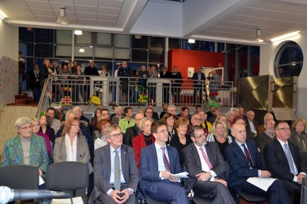 Mehr als 100 Besucher kamen zur Eröffnung der Ausstellung „Deine Anne. Ein Mädchen schreibt Geschichte“ in das Friederike-Fliedner-Berufskolleg. Unter ihnen auch der theologische Geschäftsführer der Diakonie Mark-Ruhr, Pfr. Martin Wehn (erste Reihe rechts) - Foto: Diakonie Mark-Ruhr gemeinnützige GmbH.