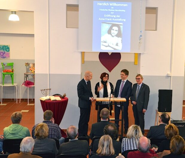 Hielten Ansprachen zur Eröffnung (von links): Staatssekretär Bernd Neuendorf, Schulleiterin Andrea Schumann, Patrick Siegele vom Anne Frank-Zentrum Berlin und Iserlohns Bürgermeister Dr. Peter Paul Ahrens - Foto: Diakonie Mark-Ruhr gemeinnützige GmbH.