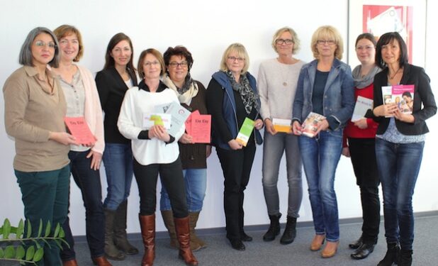 Von rechts: Martina Böttcher, Kreis Siegen-Wittgenstein; Sarah Georg, Jobcenter; Birgit Riemer-Schnabel, Arbeitsagentur; Heidi Dreisbach, Siegen; Marika Kunold, Bad Laasphe; Annette Kreutz, Hilchenbach; Silke Strunk, Neunkirchen; Martina Kratzel, Siegen; Silvia Machoczek, Wilnsdorf und Monika Molkentin-Syring, Kreuztal. Anke Schmidt, Bad Berleburg, und Daniela Hofmann, Jobcenter, waren beim Treffen ebenfalls dabei, sind aber nicht auf dem Foto zu sehen (Foto: Kreis Siegen-Wittgenstein).