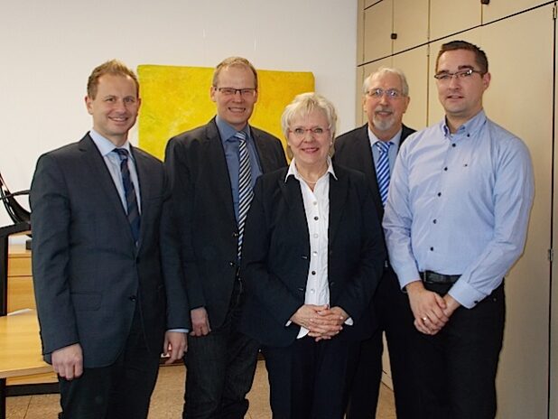 Von links: Herr Wiese, Herr BM Dr. Michalzik, Frau Arndt, Herr Arndt und Herr Luig - Foto: Gemeinde Wickede (Ruhr).