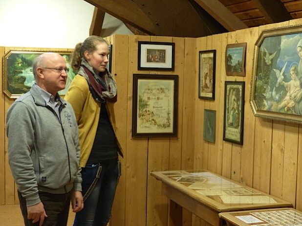 Museumsleiter Reinhard Gämlich und die Auszubildende Alina von Germeten werfen einen ersten Blick in die neue Ausstellung (Foto: Stadt Hilchenbach).