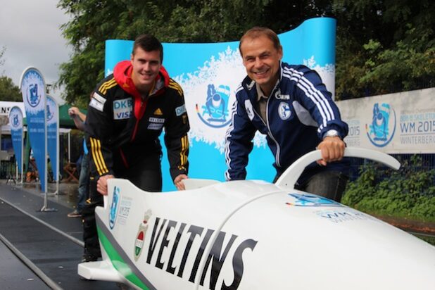 Jannis Bäcker (hinten), noch amtierender Zweierbob-Weltmeister, mit dem 1990er Fußball-Weltmeister Olaf Thon beim Promi-Anschub „auf Schalke“ (Foto: Erholungs- und Sportzentrum Winterberg GmbH).