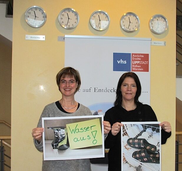 Frauke Mönkeberg, VHS-Leitung, und Sonja Steinbock, Demenz-Servicezentrum Münsterland (v.l.) - Foto: Stadt Lippstadt.