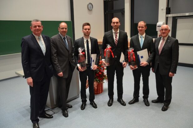 (v.l.n.r.) J.Wolfgang Kirchhoff, Rektor Prof. Dr. Claus Schuster, Preisträger Florian Ernst, Daniel Loock, Martin Goretzky, Prorektor Prof. Dr. Erwin Schwab