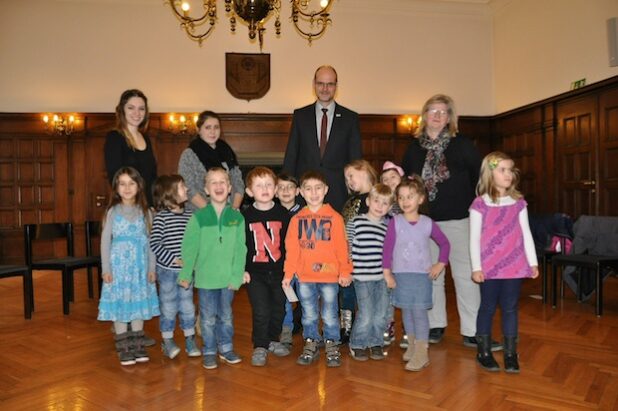 Im Rathaussaal trafen die Kinder des Jakobi-Kindergartens auf Bürgermeister Christof Sommer. Der beantwortete gerne die vielen, interessanten Fragen der Kinder und verriet sogar ein kleines Geheimnis (Foto: Stadt Lippstadt).